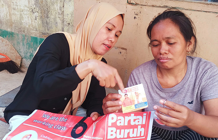 SAPA PEMILIH: Yuni Sri Rahayu (berjilbab oranye) saat berkampanye dari pintu ke pintu untuk pencalonannya sebagai anggota DPRD DKI Jakarta. Yuni bertarung di dapil DKI Jakarta 7. - Image