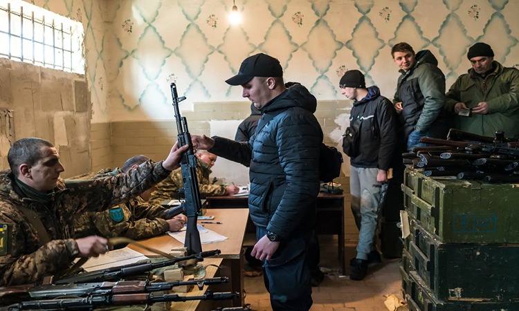 Gambar relawan yang menerima senjata di Ukraina pada hari-hari awal perang (nytimes.com) - Image