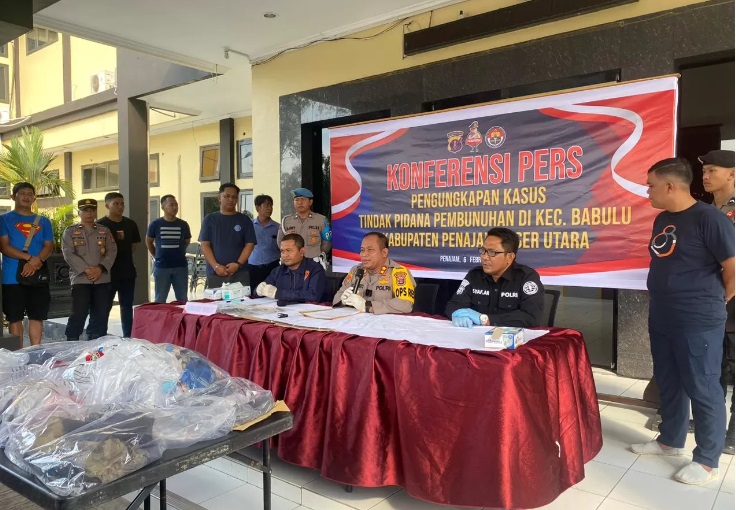 Polres PPU menggelar konferensi pers pengungkapan kasus pembunuhan satu keluarga yang terjadi di Babulu, PPU. - Image