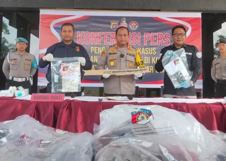Kapolres PPU AKBP Supriyanto (tengah) menunjukkan barang bukti berupa parang sepanjang 60 cm milik pelaku J, serta handphone, baju, dan uang tunai milik korban. - Image