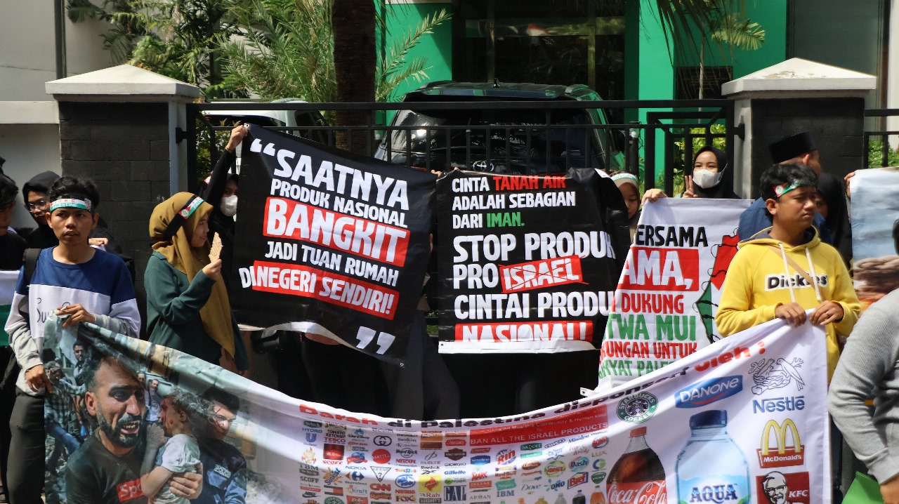 YKMI, Gerbang Pronas dan Relawan Capres Gelar Aksi Massa Untuk Menindaklanjuti Fatwa MUI Soal Boikot Produk Israel di depan kantor pusat MUI, Jakarta Rabu (7/2/2023). - Image