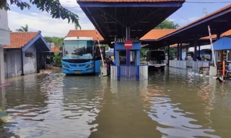 Banjir di Terminal Bungurasih./Dok Radar Surabaya - Image