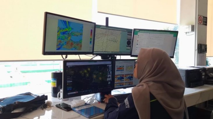 WASPADA: PMG Madya Badan Meteorologi, Klimatologi, dan Geofisika (BMKG) Juanda, Swasti Ayudia Priyatmayanti saat menunjukkan pergerakan angin. (M SAIFUL ROHMAN/RADAR SIDOARJO) - Image