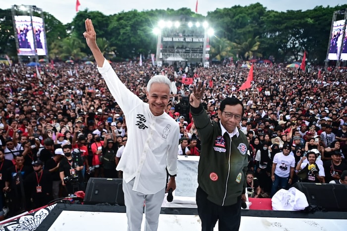 Calon Presiden (Capres) Ganjar Pranowo melakukan aksi heroik saat mendatangi lokasi Hajatan Rakyat Banyuwangi di Ruang Terbuka Hijau (RTH) Maron, Genteng, Kabupaten Banyuwangi, - Image