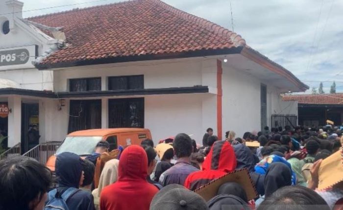 Calon pelamar kerja ke pabrik sepatu terbesar di Cianjur, Jawa Barat, memadati kantor pos di seluruh wilayah yang diperkirakan mencapai puluhan ribu orang. - Image