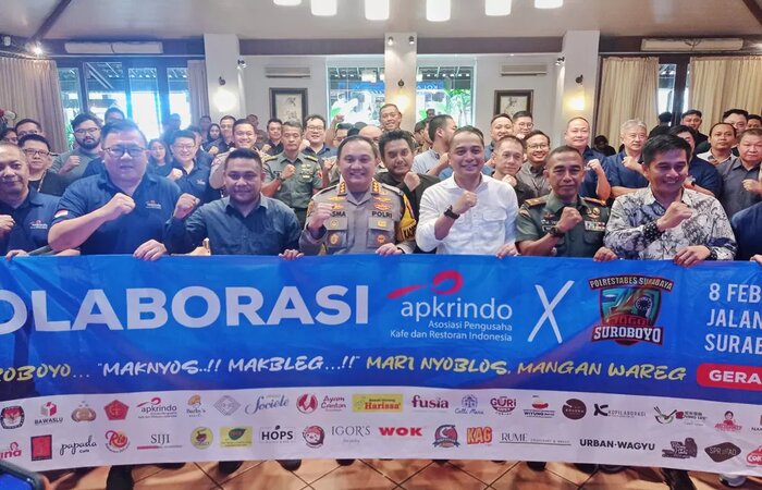 Forkopimda berfoto bersama dengan perwakilan APKRINDO dan KPU Surabaya usai peluncuran program di Resto Nine, Jalan Mayjend Sungkono, Surabaya, Kamis (8/2). (FOTO: SURYANTO/RADAR SURABAYA) - Image
