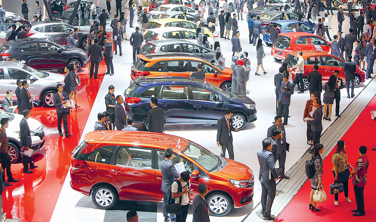 DIPREDIKSI MENGUNTUNGKAN: Pengunjung mamadati pameran otomotif di JIExpo, Kemayoran, Jakarta, beberapa waktu lalu. Pada 2575 Kongzili kali, muncul elemen kayu. Kayu dikendalikan logam. - Image