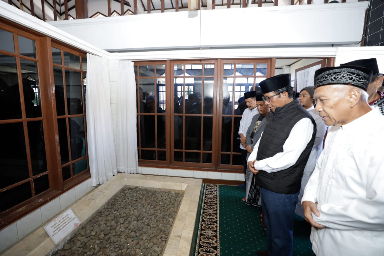 Mahfud MD melakukan ziarah ke makam Mama Bintang. (TPN Ganjar-Mahfud) - Image