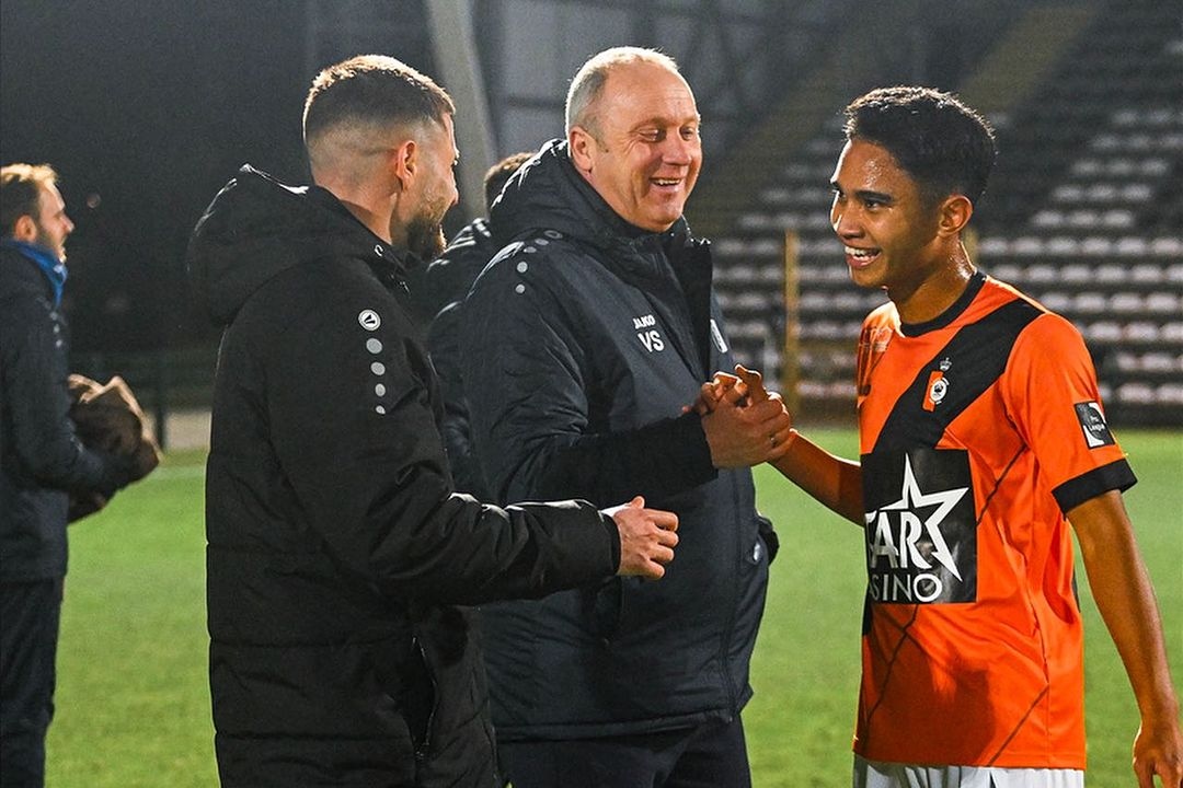 Potret Marselino Ferdinand yang telah melakukan debut di Liga 2 Belgia./(Instagram/kmskdeinze) - Image