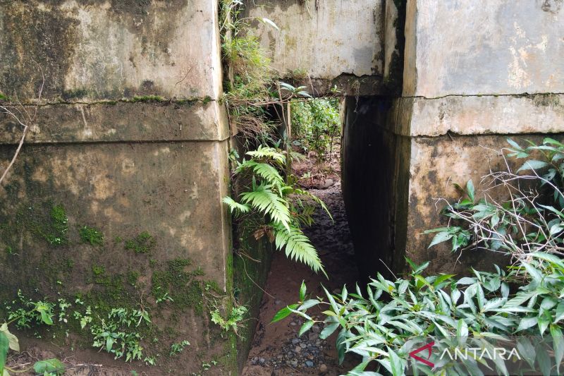 Pintu air Daerah Irigasi (DI) Pondok Baru mengalami rusak akibat diterjang banjir pada 2016-2017. 120 Ha sawah terbengkalai. - Image