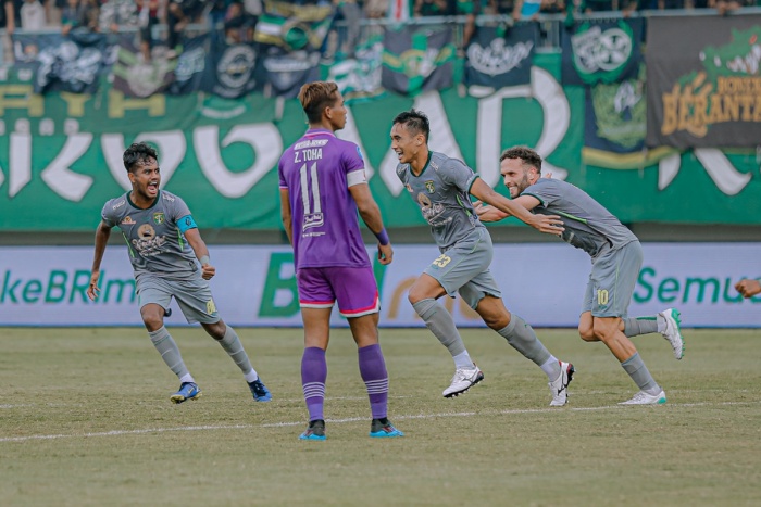 UNGGUL TELAK: Selebrasi eks pemain Persebaya Rizky Ridho saat Green Force menang besar atas tuan rumah Persita 5-0. (Persebaya) - Image