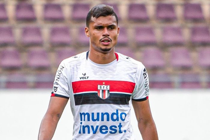 INSPIRASI: Yan Victor ketika membela Botafogo SP, salah satu klub bersejarah dari Sao Paulo Brasil. Dia terinspirasi dengan filosofi tanah kelahirannya. (Instagram Yan Victor) - Image