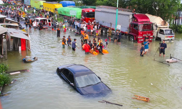 Sejumlah mobil terjebak banjir di selatan Jembatan Tanggulangin saat akan menuju Demak pada Kamis (8/2). (Galih Erlambang W/Radar Kudus) - Image