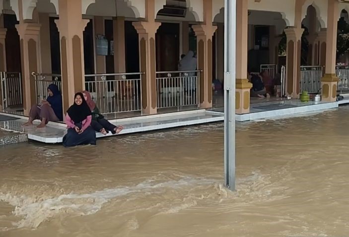 Sejumlah warga mengungsi di Musala Desa Kalianyar, Kecamatan Wonosalam, Kabupaten Demak, Jumat (9/2). - Image