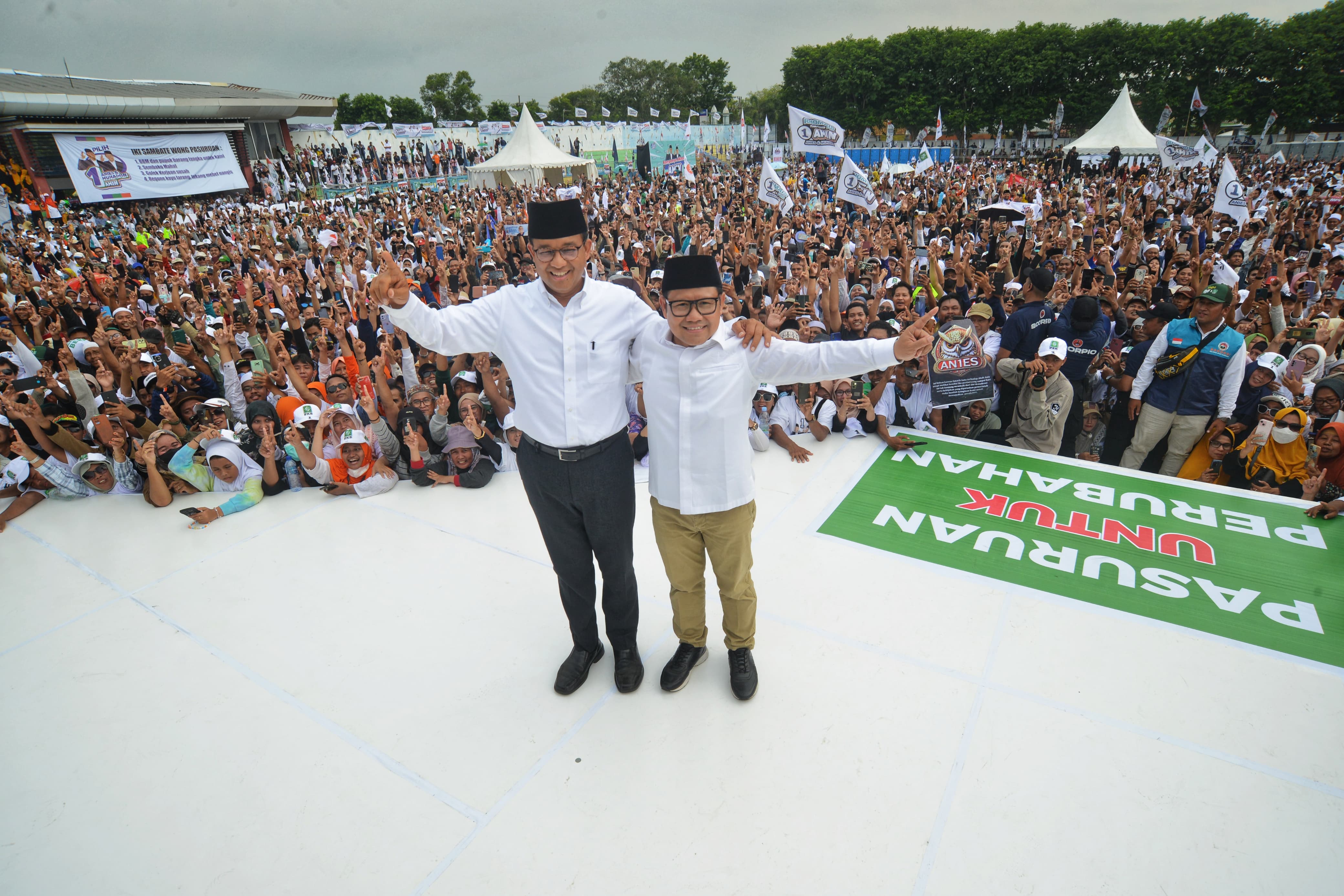 Pasangan calon presiden dan wakil presiden nomor urut 1 Anies Rasyid Baswedan dan Muhaimin Iskandar menyapa pendukungnya kampanye akbar di Stadion Untung Suropati, Pasuruan, Jawa Timur, Jumat (8/2/202 - Image