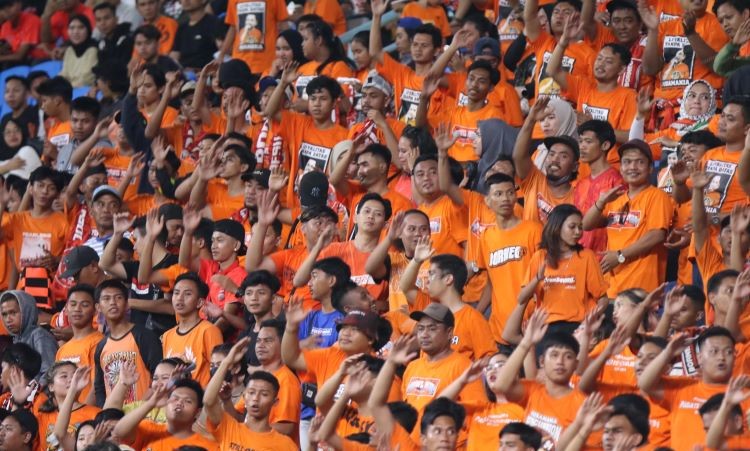 LOYALITAS: Aksi Pusamania saat mendukung Borneo FC melawan Persija Jakarta di Stadion Batakan, Balikpapan (6/2). (ANGGI PRADITHA) - Image