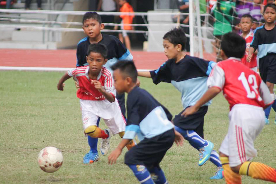 Marselino Ferdinan (merah, kiri) saat mengejar bola ketika masih berlatih di SAB Persada. - Image