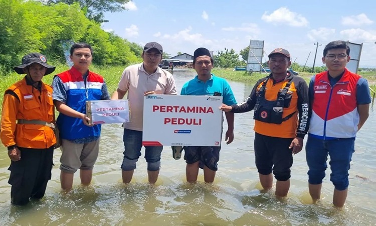 Gambar serah terima bantuan dari PT Pertamina terhadap korban banjir di Kabupaten Demak (antaranews.com) - Image