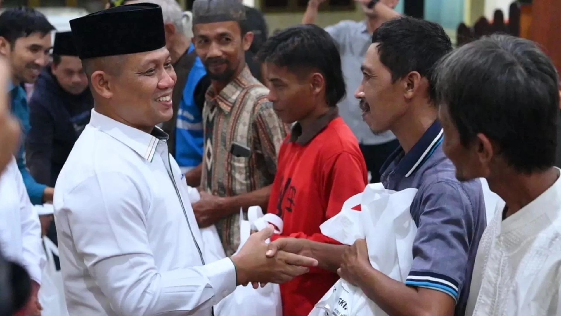 Para loper koran berkumpul dalam acara perayaan Hari Pers Nasional (HPN) tahun 2024, di mana mereka diberikan penghargaan berupa dana apresiasi oleh Bupati Kebumen. (Prokopim Kebumen) - Image