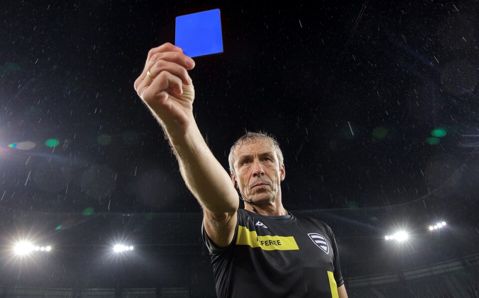 kartu biru yang akan diterapkan dalam sepak bola profesional (Sumber Foto : The Telegraph) - Image