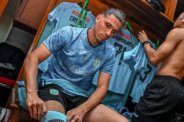 MENANTI KEPUTUSAN: Jonny Campbell dikabarkan jadi salah satu kandidat pengisi lini belakang Persija Jakarta untuk menggantikan Ondrej Kudela. (Instagram Jonny Campbell) - Image