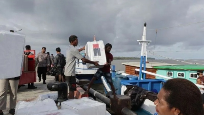 Logistik Pemilu 2024 dipindahkan oleh petugas ke atas kapal untuk kemudian didistribusikan ke sejumlah distrik terluar di Distrik Agats./ - Image
