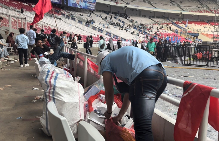 Sejumlah pendukung paslon Prabowo Subianto dan Gibran Rakabuming Raka sigap berinisiatif membersihkan sampah usai kampanye akbar yang digelar di Gelora Bung Karno (GBK), Jakarta, Sabtu (10/2). - Image