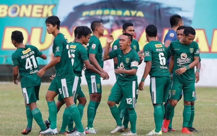 LEGENDA: Rendi Irwan Saputra (nomor 12, ban kapten) punya peran vital bersama Persebaya Surabaya (JawaPos.com) - Image