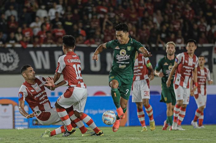 MASIH CEDERA: Song Ui-young ketika menghadapi Persis Solo. Dia sekarang masih tahap pemulihan akibat cederanya. (Instagram Song Ui-young) - Image