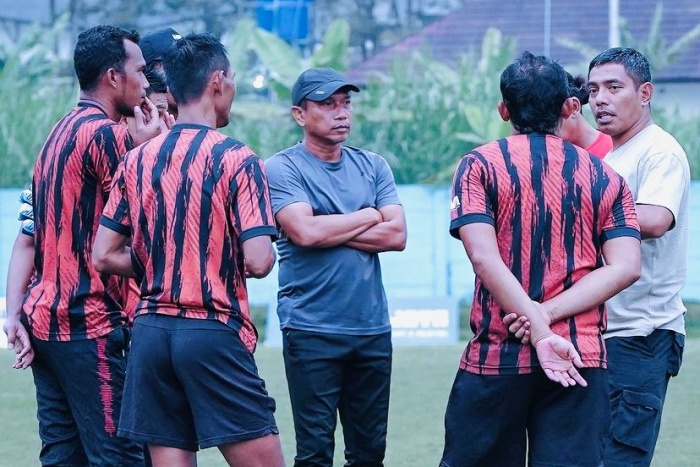 BUTUH DUKUNGAN: Widodo Cahyono Putro (tengah) saat bersama dengan pemain dan ofisial pelatih Arema FC. (Badan Liga Indonesia) - Image