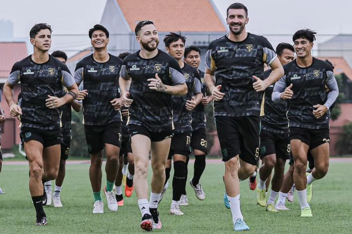 FOKUS PERSIAPAN: Dusan Stevanovic dan pemain Persebaya Surabaya ketika memulai latihan di Lapangan THOR jelang laga kontra Persita Tangerang. (Persebaya Surabaya) - Image