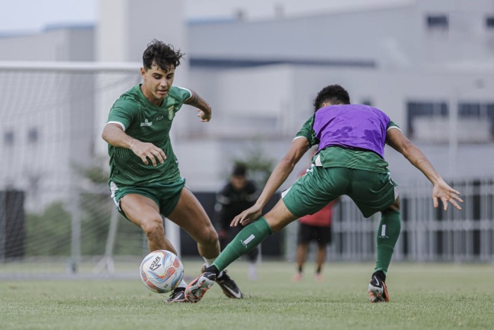 GENJOT LATIHAN: Pemain Persebaya Surabaya, Bruno Moreira (kiri), terus menggenjot latihan jelang laga kontra Persita Tangerang. (Persebaya Surabaya) - Image