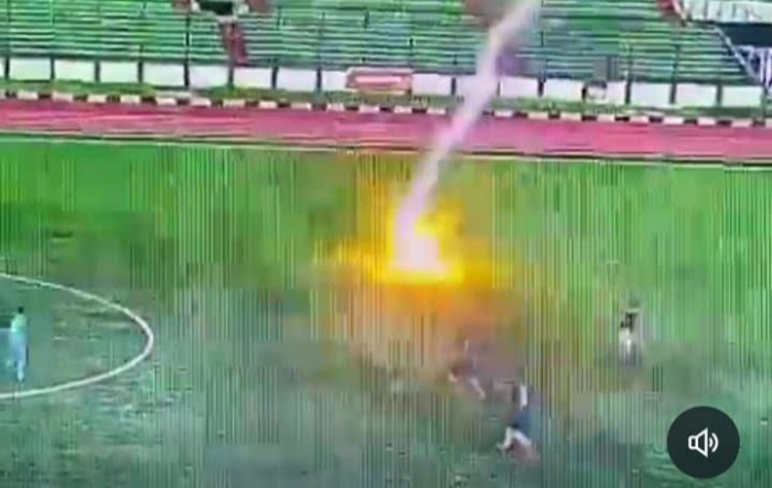 TURUT BERDUKA: Foto pemain sepak bola asal Subang jelang terkena sambaran petir. (Tangkapan layar @pangandaranism_) - Image