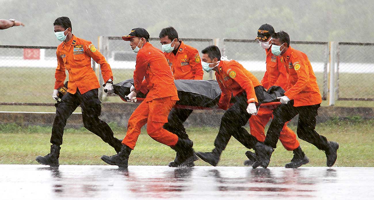 FOKUS: Petugas gabungan TNI-AU dan TNI-AL mengevakuasi korban tewas jatuhnya pesawat AirAsia QZ-8501 di Pangkalan Udara Iskandar, Pangkalan Bun, Kalimantan Tengah, beberapa waktu lalu. - Image