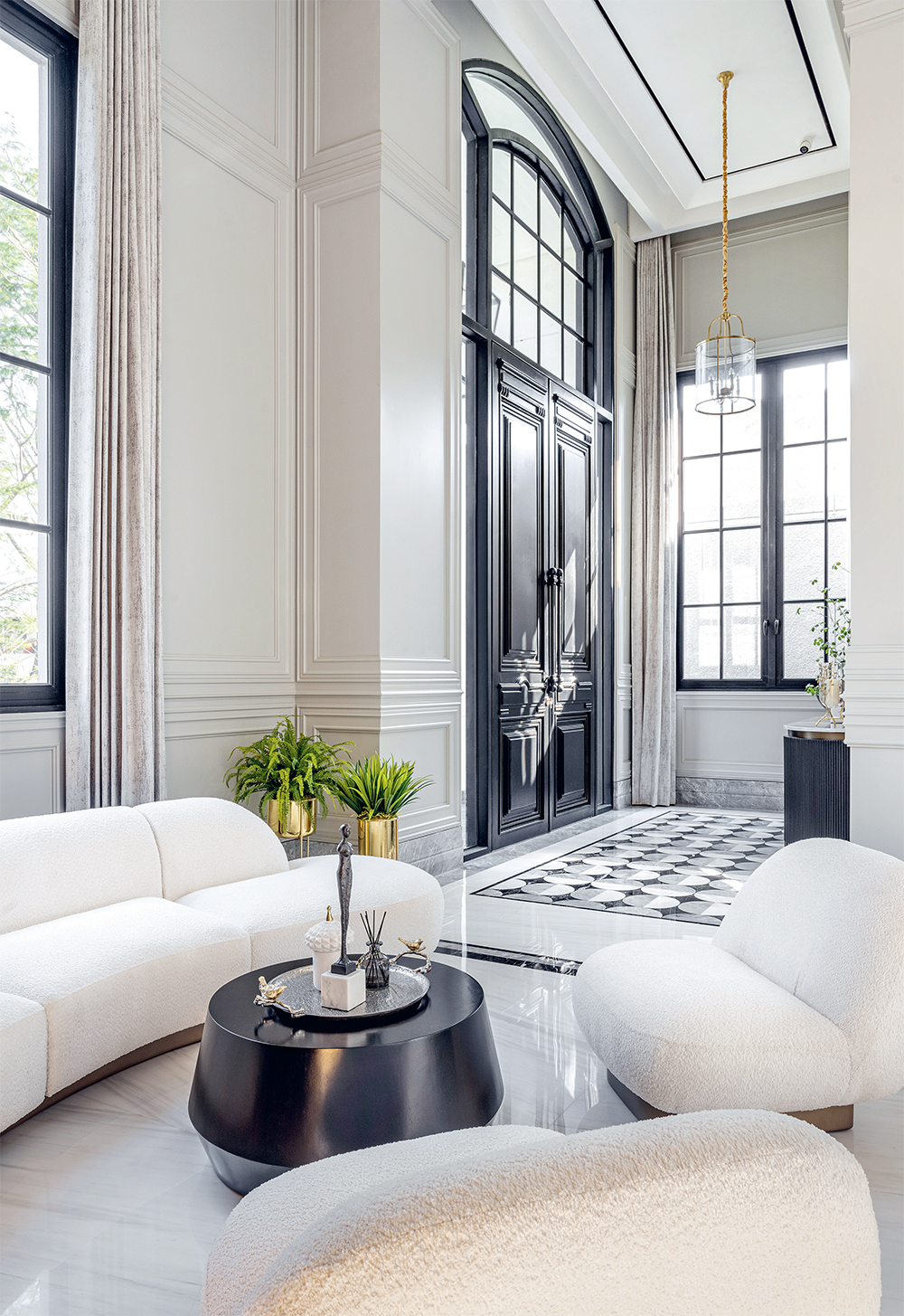 HIGHT CEILING: Kesan megah kian menonjol lewat penerapan hight ceiling pada layout ruangan dalam BGM House.