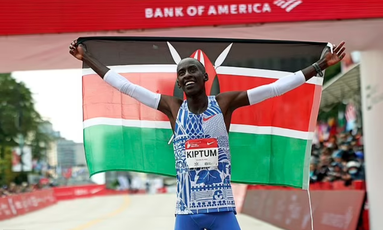 Kelvin Kiptum yang membuat sejarah pada Oktober 2023 ketika ia mencatat waktu 2:00:35 dalam Chicago Marathon. (Daily Mail) - Image