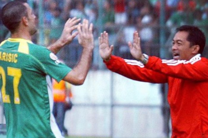 IKONIK: Andrew Barisic ketika membela Persebaya 1927 di Liga Premier Indonesia. (Instagram Andrew Barisic) - Image