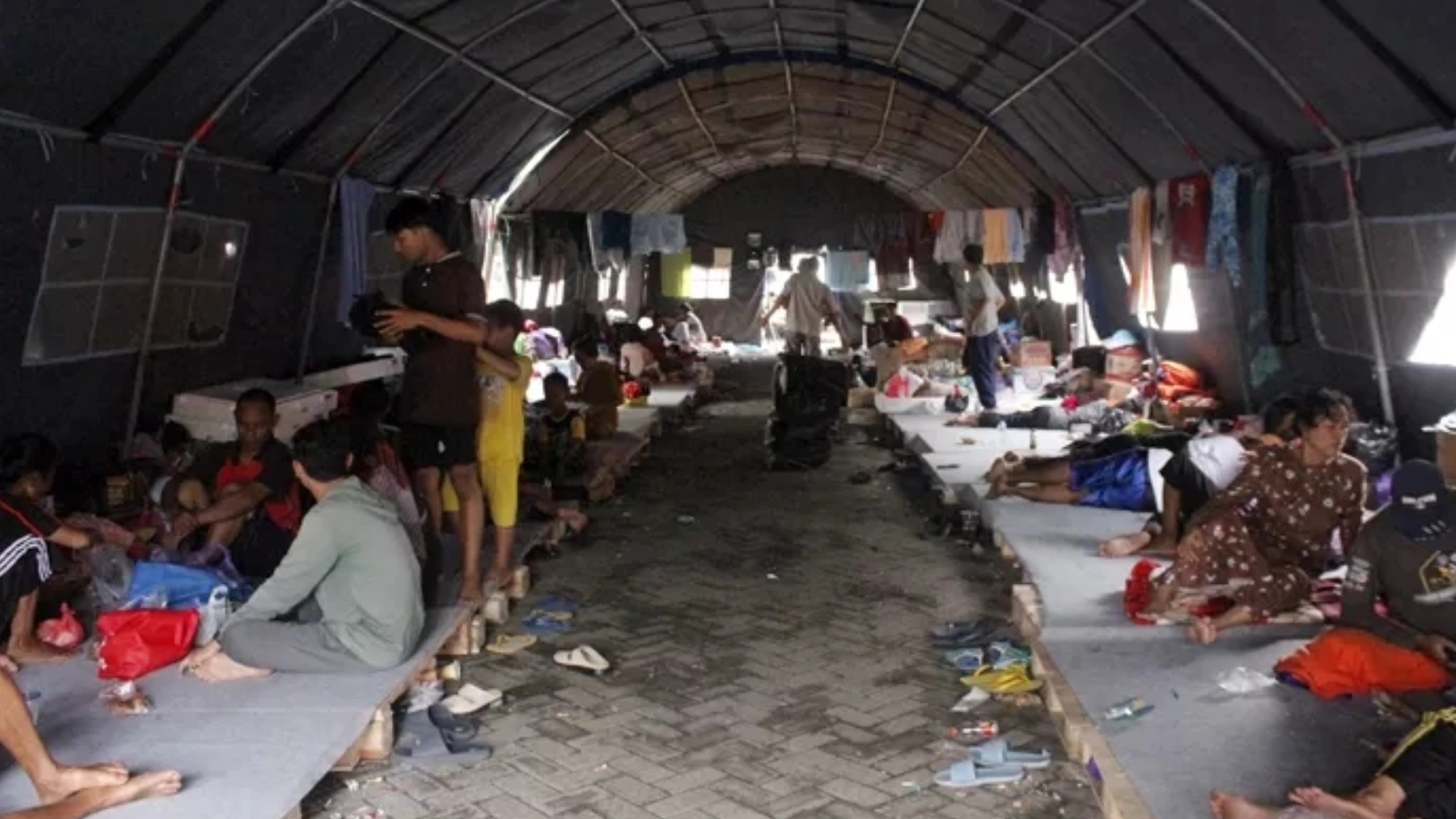 Pengungsi asal Karanganyar, Demak yang berada di posko pengungsian Terminal Jati Kudus, Minggu (11/2). (ARIKA KHOIRIYA/RADAR KUDUS) - Image