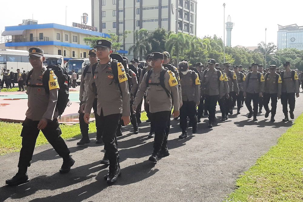 Sejumlah petugas usai apel pergeseran pasukan di Mapolda Jatim, Surabaya (Sumber Foto : Radar Surabaya) - Image