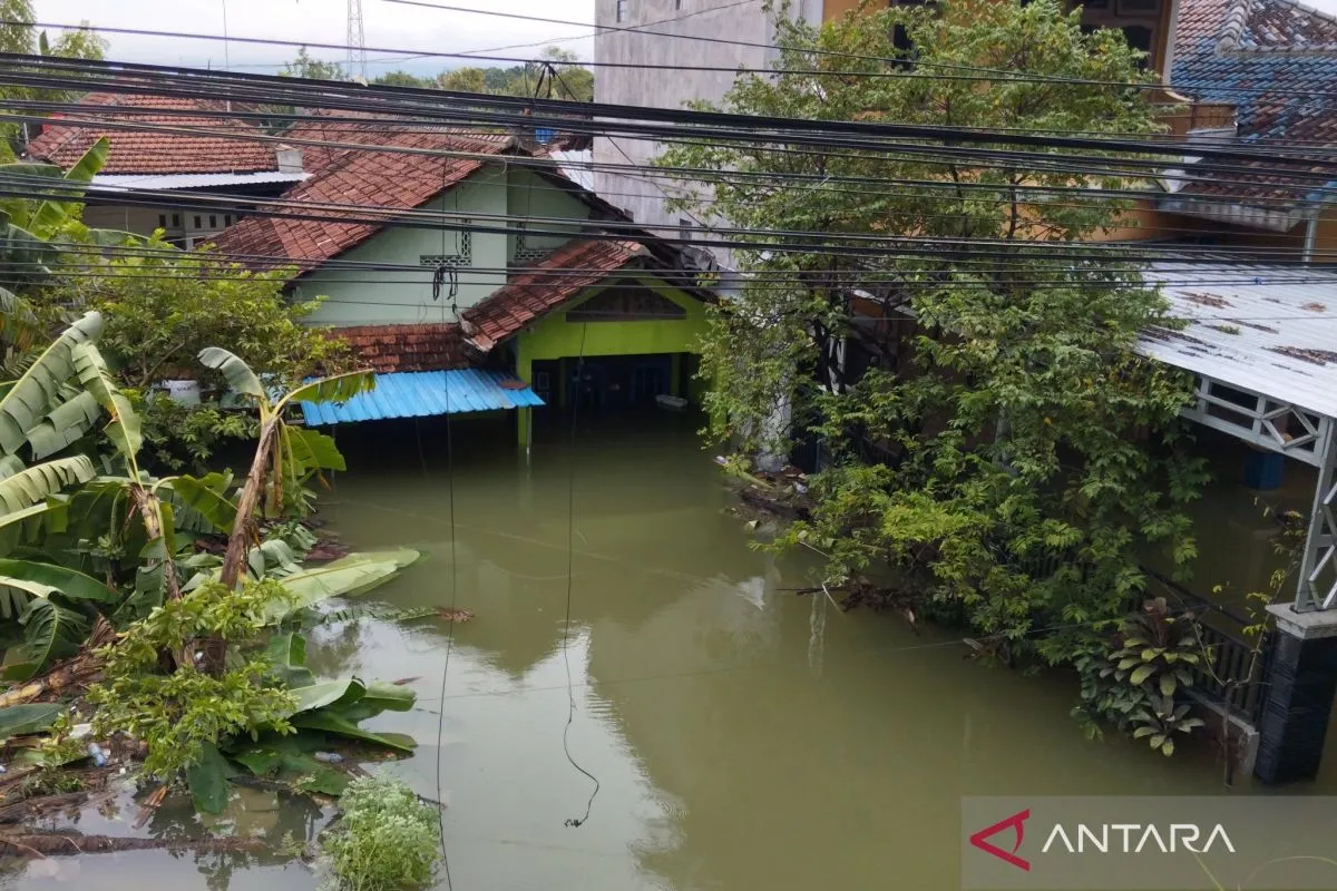 Sebuah rumah yang tergenang banjir di Kecamatan Karanganyar Kabupaten Demak./(ANTARA/Akhmad Nazaruddin Lathif) - Image