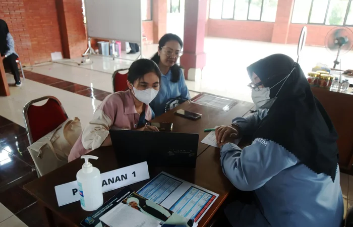 penentuan jalur zonasi tahun ini didasarkan pada zona kelurahan/desa. (Radar Surabaya) - Image