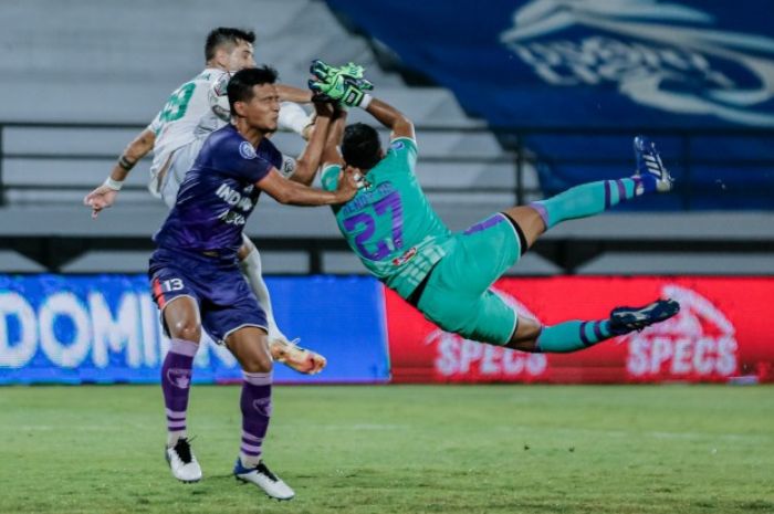 DUEL SERU: Persita Tangerang dan Persebaya Surabaya bakal menyajikan duel seru di lanjutan Liga 1 Indonesia 2023/2024. (Persebaya) - Image