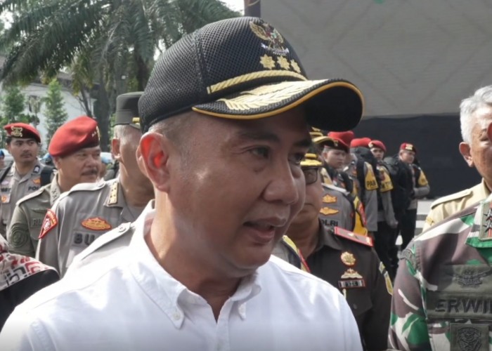 Gubernur Bey Machmudin saat diwawancara./(Dian Hardiana/Fahrul Marwansyah/Nanien Yuniar) - Image