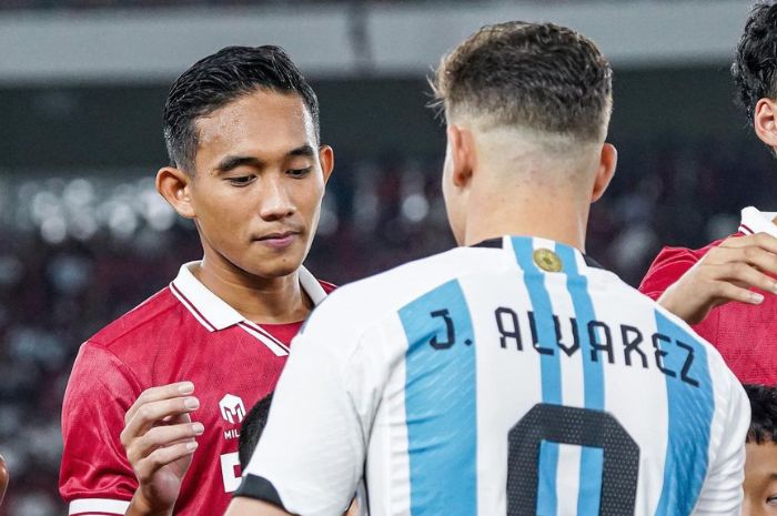 JEBOLAN LIGA PERSEBAYA: Rizky Ridho ketika bertemu Julian Alvarez dalam laga persahabatan Timnas Indonesia kontra Argentina. (Instagram Rizky Ridho) - Image