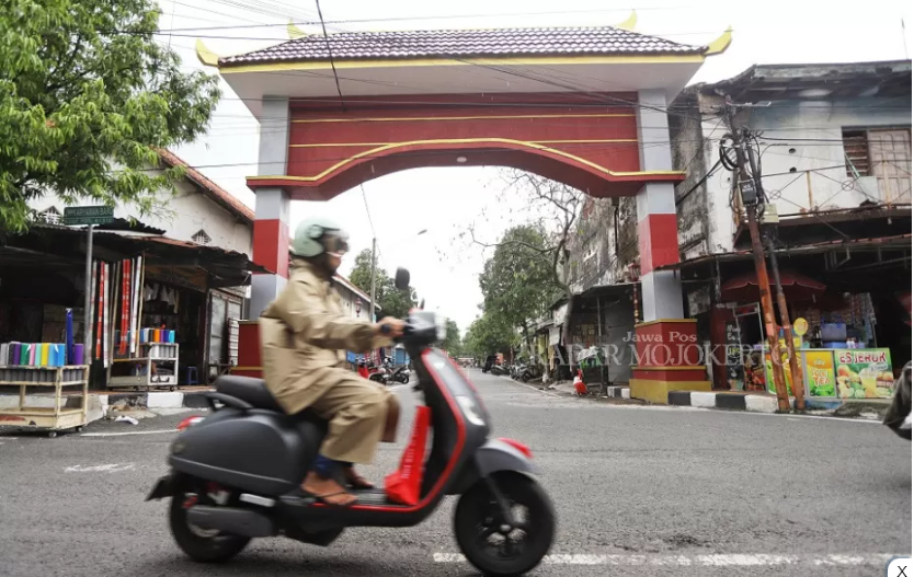 BERCORAK TIONGHOA: Gapura yang menjadi pintu gerbang di kawasan Pecinan, Kelurahan Sentanan, Kecamatan Kranggan, Kota Mojokerto. (Sofan Kurniawan/JPRM) - Image