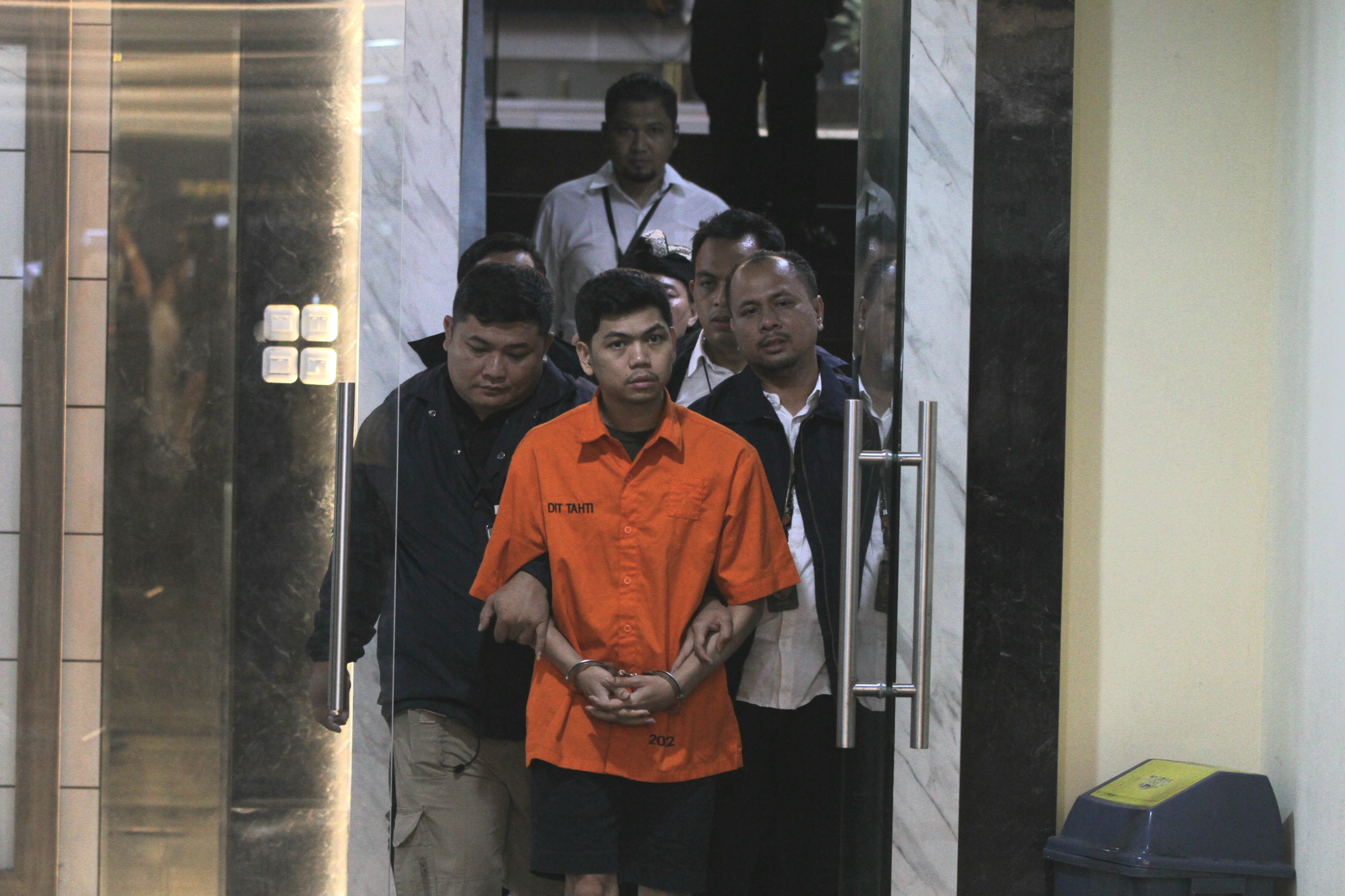 Tersangka yudha di hadirkan saat rilis kasus pembunuhan Dante (6) anak dari artis Tamara Tyasmara di Polda Metro Jaya, Jakarta, Senin (12/2/2024). - Image