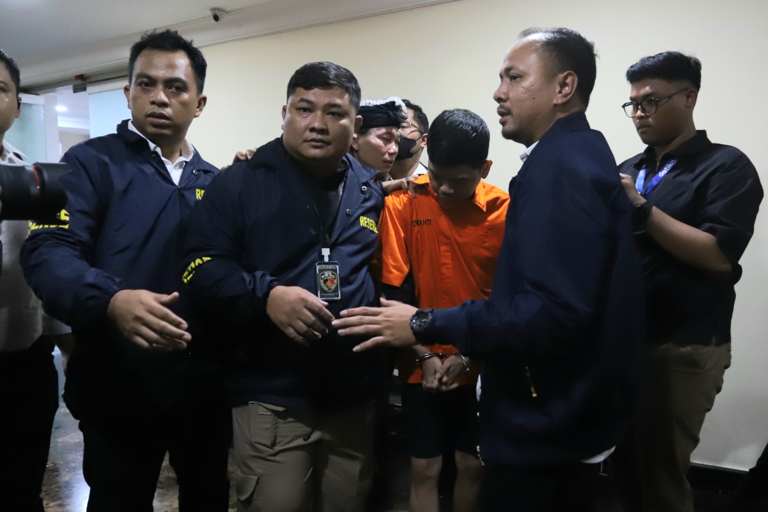Tersangka yudha di hadirkan saat rilis kasus pembunuhan Dante (6) anak dari artis Tamara Tyasmara di Polda Metro Jaya, Jakarta, Senin (12/2/2024). - Image