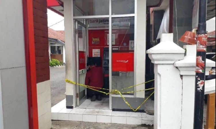 Mesin ATM Bank Jatim Kecamatan Pesantren, Kediri ditutup sementara. - Image