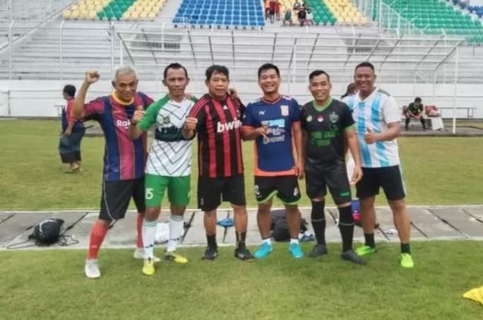 LEGENDA HIDUP: Seger Sutrisno (tiga dari kiri) jadi teladan bagi pemain muda Persebaya Surabaya. (Radar Kediri) - Image