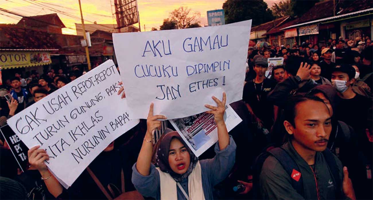 BENTUK KEPRIHATINAN: Aksi mahasiswa dan akademisi menyuarakan kritik kepada rezim berkuasa di pertigaan Gejayan, Sleman, Jogjakarta, kemarin (12/2). - Image